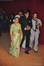 Amitabh Bachchan, Jaya Bachchan at the Red Carpet of Apsara Awards in Chitrakot Grounds on 8th Jan 2009 (2).JPG